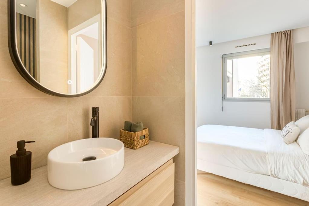 Апартаменты Luxurious 3 Min Walk From Eiffel Tower Париж Экстерьер фото